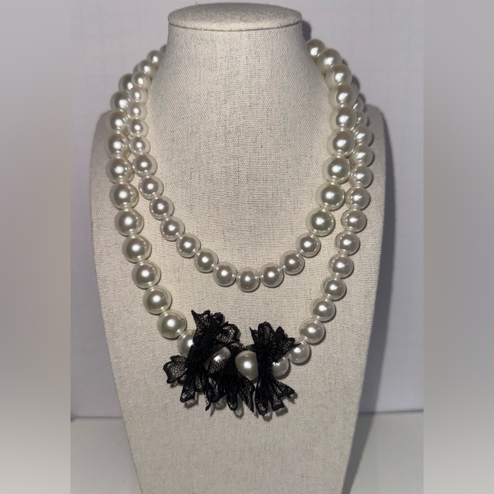 🤍  Elegant Pearl Necklace with Black Lace Accent